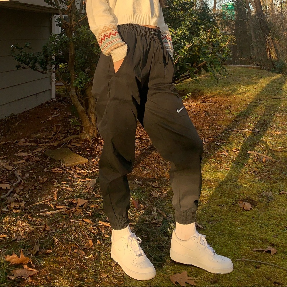 *SOLD* Women’s Nike Sportswear High-Waisted Utility Jogger Pants - Size Small